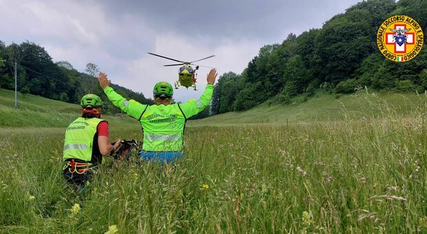 Precipita per 20 metri, escursionista recuperato dall'elicottero