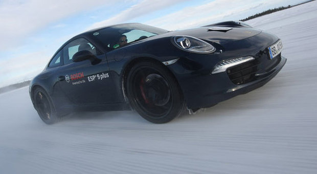 Tecnici della Bosch collaudano l'ultima evoluzione dell'Esp su una Porsche 911