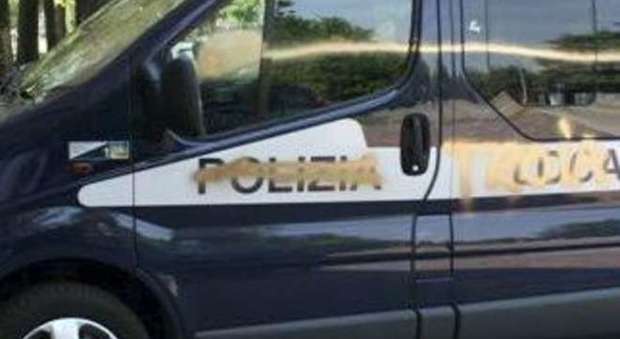 Danneggiate auto della Polizia Locale. Raid con disegni offensivi sulle vetture della Municipale