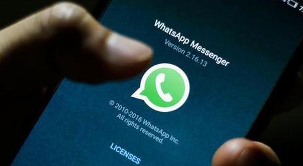 Whatsapp down, l'app di messaggistica va in tilt per un'ora: niente messaggi e utenti impazziti