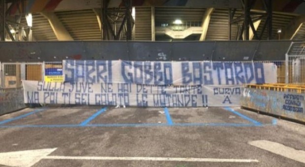 Napoli-Juve, striscioni contro Sarri: «Gobbo, ti sei calato le mutande»