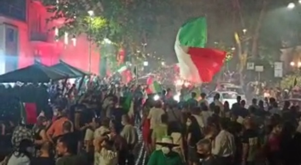 Poliziotto ferito a Napoli per sventare una rapina nella notte dei festeggiamenti: fermato 22enne
