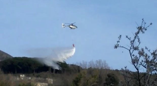 Fiamme sul Vesuvio e nel Salernitano, in azione tre elicotteri della Protezione civile