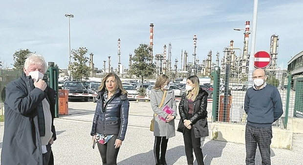 Esalazioni dalla raffineria, il Comune di Falconara si costituirà parte civile