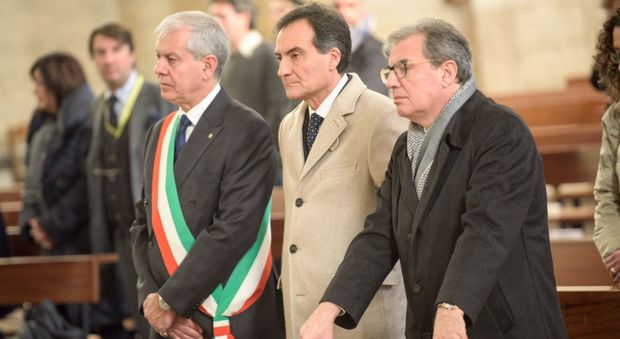 Bruno Frattasi, primo a destra, con il prefetto di Latina Pierluigi Faloni e l'ex commissario Giacomo Barbato
