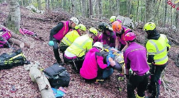 Sessantenne muore nel bosco travolto da un tronco