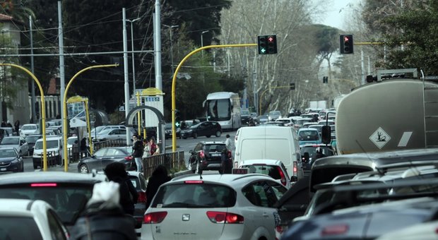 Roma, per circolare in auto servirà il pedaggio: congestion charge sul modello di Londra