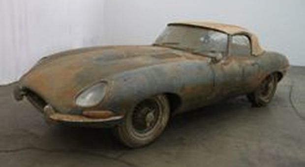 All'asta una Jaguar E Type del 1962, rimasta in un magazzino per 35 anni