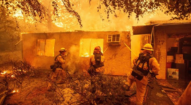 Inferno di fuoco in California, 9 morti e decine di dispersi: paura anche a Los Angeles