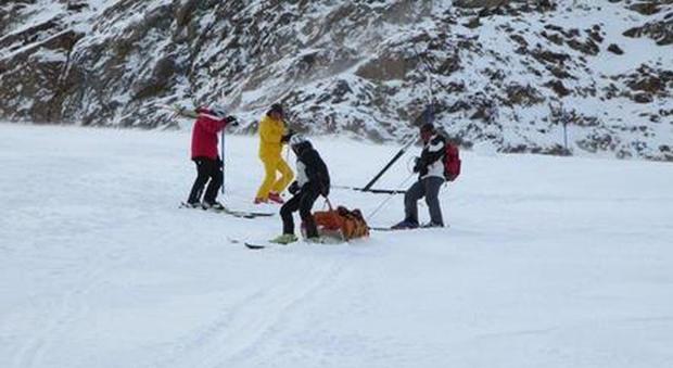 Sciatore esce di pista, cade in dirupo e muore: dramma sul monte Civetta