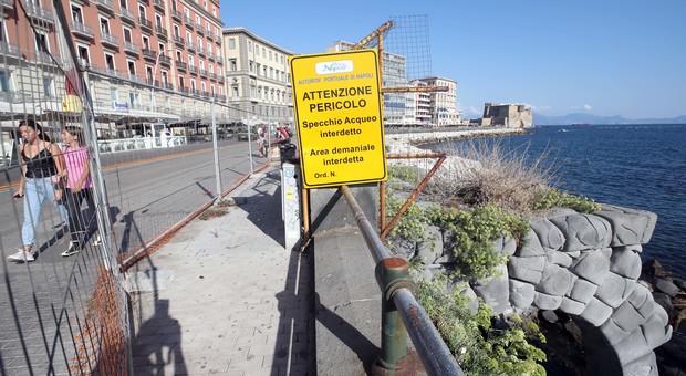 Napoli nel degrado, il Comune si arrende «Siamo senza soldi né personale»