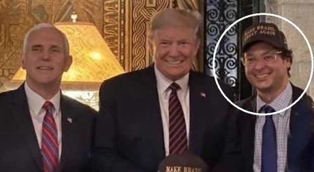 Coronavirus, Trump e la foto accanto all'uomo di Bolsonaro risultato positivo al virus