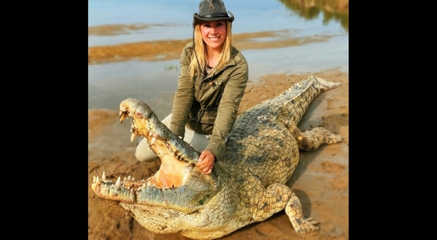La nota cacciatrice e conduttrice televisiva americana Larysa Switlyk con la preda (immag pubbl sulla sua pag Instagram larysaunleashed)