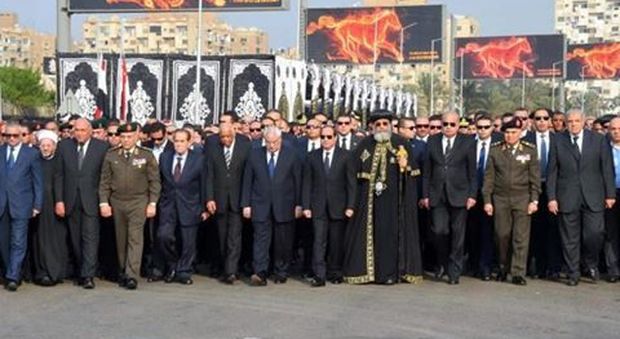 Attentato al Cairo, Al Sisi ai funerali: «Presi i colpevoli»