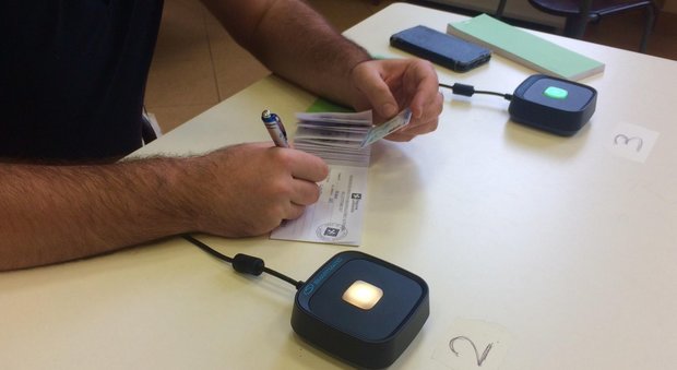 Referendum, in Lombardia la protesta degli scrutatori contro il voto elettronico: «Siamo bloccati nelle scuole»