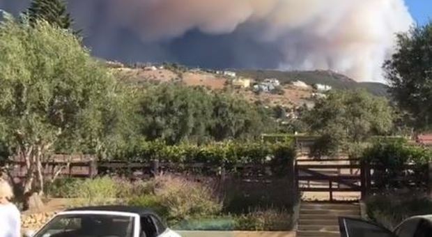 La vista dell'incendio dalla villa di Lady Gaga (Instagram)