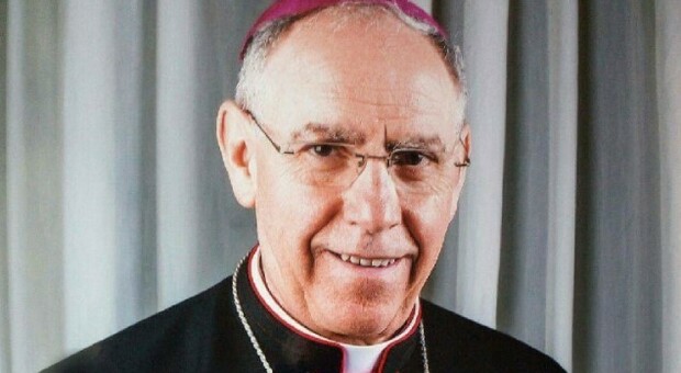 Il vescovo Cirulli: «I sacerdoti non vaccinati non potranno distribuire la comunione»