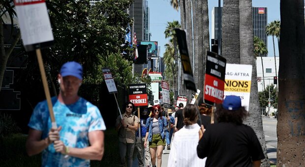 Hollywood in sciopero, è la prima volta dopo 60 anni. Gli attori: «Aumentare paga minima, no all'intelligenza artificiale»