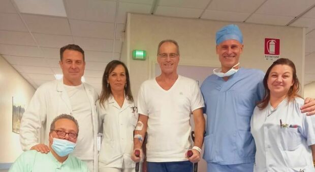«Viva la sanità pubblica». Aguzzi operato a Urbino: protesi completa al ginocchio sinistro
