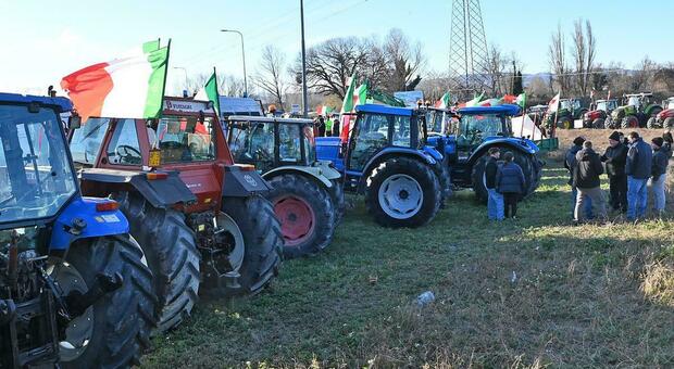 Pesaro, cibo e acqua agli agricoltori in presidio: «La gente è con noi, non ci fermiamo»
