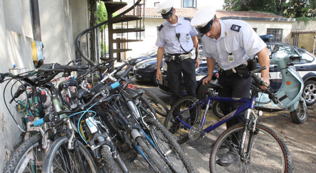 All'ufficio oggetti smarriti finiscono anche biciclette rubate e recuperate dalla polizia locale