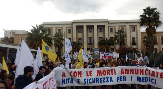 Camici bianchi in piazza: 600 medici manifestano a Bari