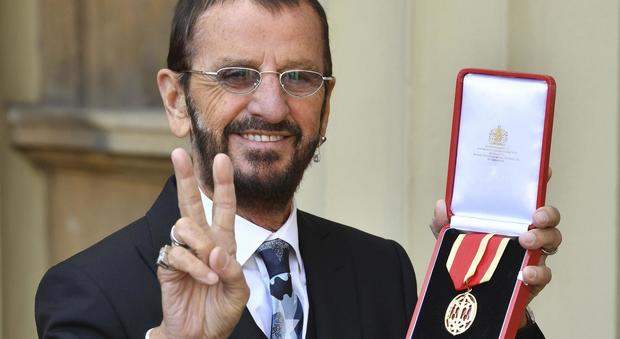 Londra, Ringo Starr cavaliere della Regina Elisabetta