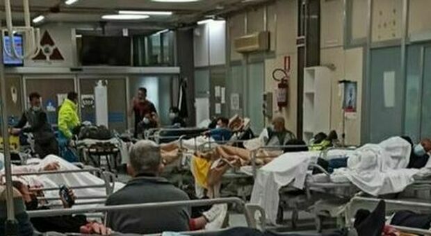 Napoli, caos al Cardarelli. De Luca: «Subito letti in altri ospedali»