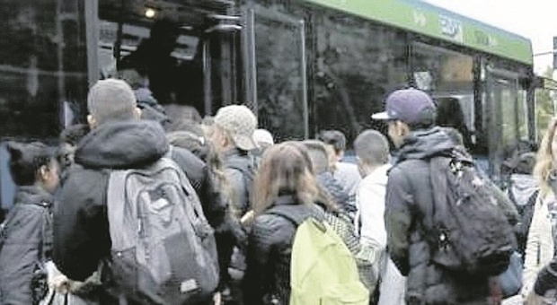 Autobus assalito dai ragazzini vandali, spintoni e urla: a bordo scoppia il caos