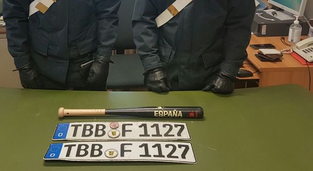 Le targhe rubate e la mazza da baseball sequestrate dai carabinieri di Tarvisio