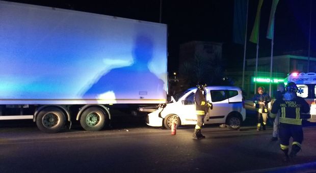Latina, incidente a Borgo Piave: auto sotto a un camion
