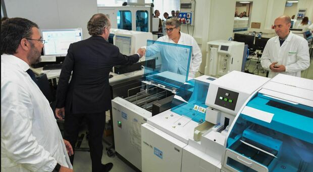 L'inaugurazione del laboratorio robotizzato nel 2019 con il presidente Luca Zaia