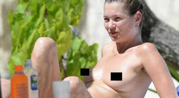 Kate Moss, topless in famiglia in vacanza in Giamaica