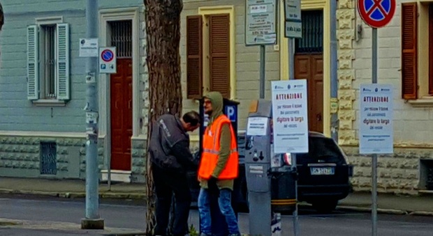 Pesaro, debuttano parcometri anti parcheggiatori: primi giorni col tutor
