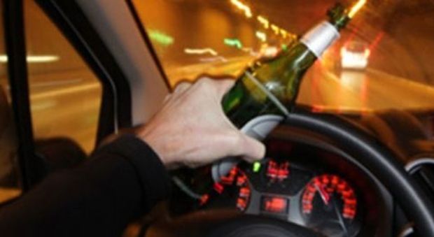 Guidava ubriaco e senza patente l'auto della moglie: denunciato