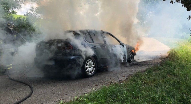 Vede il fumo uscire dal cofano della macchina: si ferma e l'auto prende fuoco