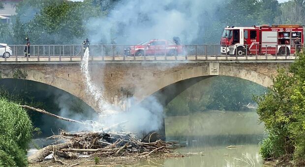 Tronchi in fiamme nel fiume Foglia: «E' stato un gesto voluto non un caso»