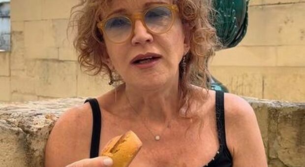Fiorella Mannoia saluta i pugliesi con un video: «Prima di lasciare il Salento, l'ultimo pasticciotto me lo mangio» /Video