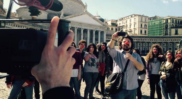 Sorrisi, nasi rossi e cellulari in mano: arriva Naparade, il flash mob che racconta i mille colori di Napoli