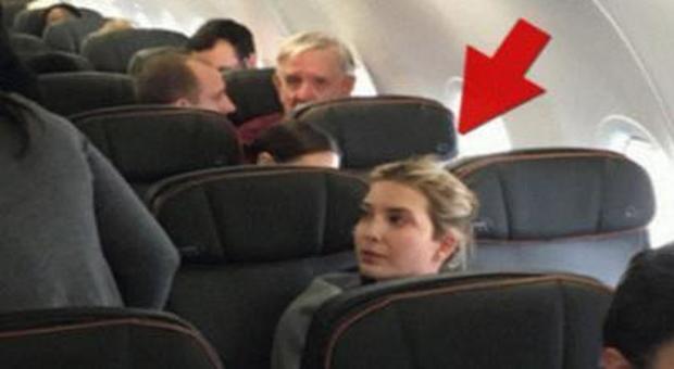 Insulta Ivanka Trump prima del decollo, passeggero cacciato dall'aereo