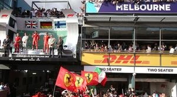 Alba rosso Ferrari: capolavoro Vettel in Australia, Hamilton battuto. Al terzo posto Raikkonen "Grande gara ragazzi, grande strategia"