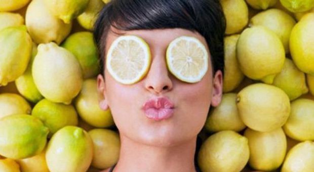 Limoni, alleati di bellezza low cost: ecco 10 rimedi facili e naturali