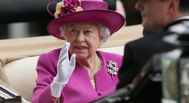 Coronavirus, la Regina Elisabetta sceglie di indossare guanti durante una cerimonia a Buckingham Palace: «Rischio contagio» LA FOTO
