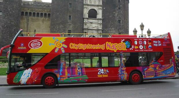Napoli ricomincia dal turismo: tornano i bus rossi a due piani