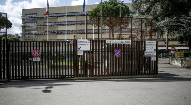 Roma, mazzette per gli appalti nella città giudiziaria: chieste 3 condanne e 17 rinvii a giudizio per corruzione