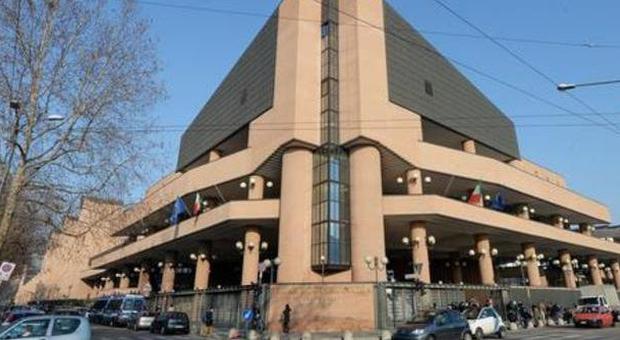 Torino, costringeva le figlie a cibi macrobiotici perché «troppo grasse»: condannato a 9 mesi
