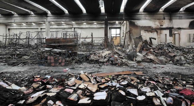 Sossano. Incendio devastante nel capannone, danni per 2 milioni di euro. Attività chiusa da 7 mesi e lavoratori in ginocchio, ma l'assicurazione non paga