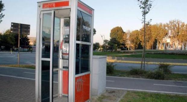 Le cabine telefoniche Telecom diventano biblioteche di strada