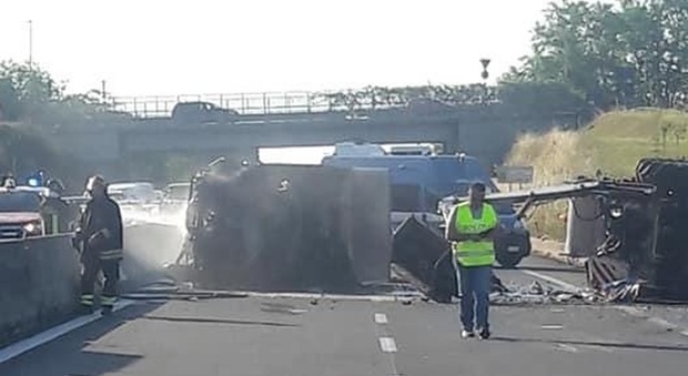Incidente sulla Pontina, camion si incendia vicino ad Aprilia: code di chilometri