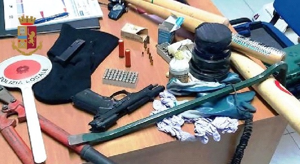 Bomba carta, pistola e mazze da baseball nascoste in un'intercapedine nel garage: un arresto nel Napoletano